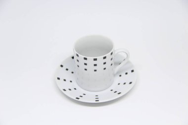 Beyaz arkaplanda fincan ve fincan tabağı görüntüsü 