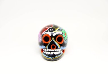 Beyaz arkaplanda Meksika kafatası