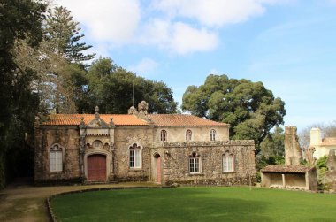 Mimari manzara, binaların cepheleri, ve saray kompleksinin bahçesi Quinta da Regaleira, Sintra, Portekiz
