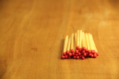 Tahta masa arkasında kibrit çöpleri