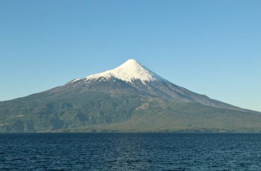 Karlı volkanın manzarası - Şili