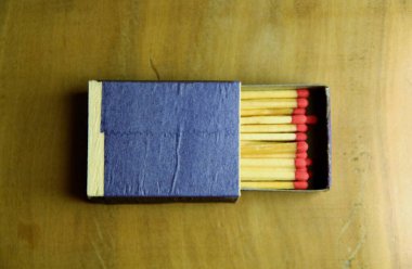 Tahta masa arkasında kibrit çöpleri