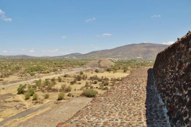 Meksika 'da antik bir şehir olan Teotihuacan, piramitlerin ve harabelerin manzarası