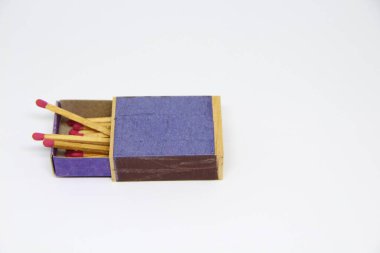 Beyaz arkaplanda kibrit kutusunda kibrit çöpleri