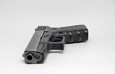 Tabanca, tek el kullanım için tasarlanmış, beyaz üzerine izole edilmiş küçük bir silah..