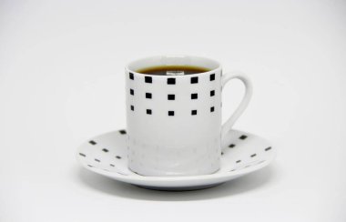 Beyaz arka planda bir fincan fincan dolusu kahve manzarası 