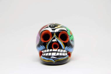 Beyaz arkaplanda Meksika kafatası