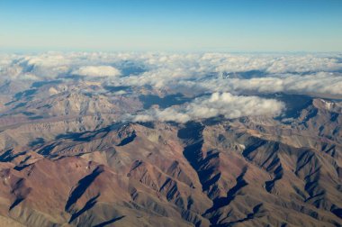 Bulutlardaki dağların güzel hava manzarası 