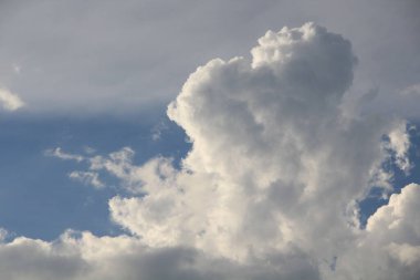 Mavi gökyüzünde beyaz bulutlar