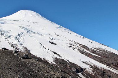 Karlı volkanın manzarası - Şili