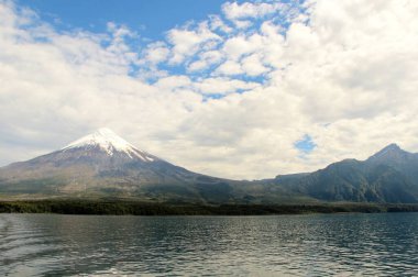 Karlı volkanın manzarası - Şili