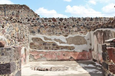 Meksika 'da antik bir şehir olan Teotihuacan, piramitlerin ve harabelerin manzarası