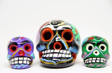 Beyaz arka planda Meksika kafatasları