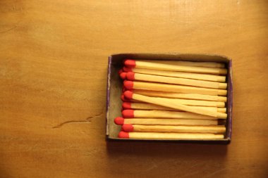 Tahta masa arkasında kibrit çöpleri