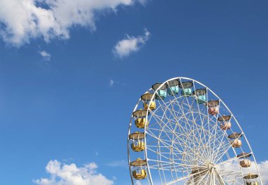 Dönme dolap mavi gökyüzü arkaplanına karşı