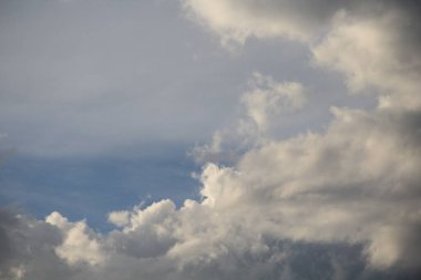 Mavi gökyüzünde beyaz bulutlar