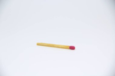 Beyaz arkaplanda tek kibrit çöpü