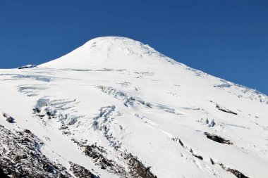 Karlı volkanın manzarası - Şili