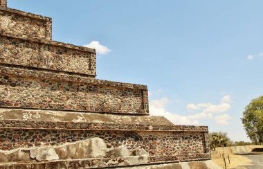 Meksika 'da antik bir şehir olan Teotihuacan, piramitlerin ve harabelerin manzarası