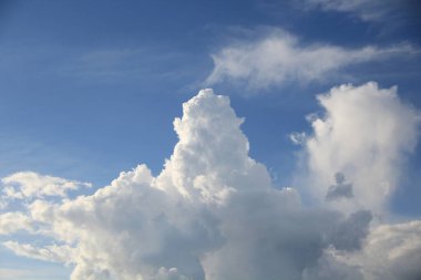 Mavi gökyüzünde beyaz bulutlar