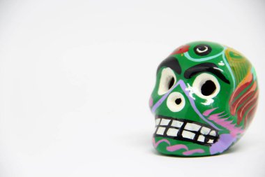 Beyaz arkaplanda Meksika kafatası