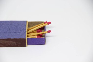 Beyaz arkaplanda kibrit kutusunda kibrit çöpleri