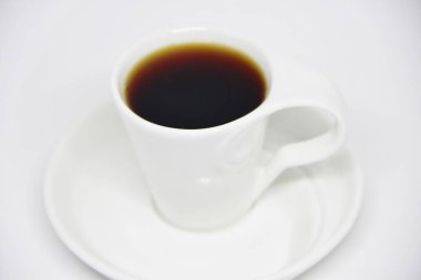Beyaz arka planda bir fincan fincan dolusu kahve manzarası 