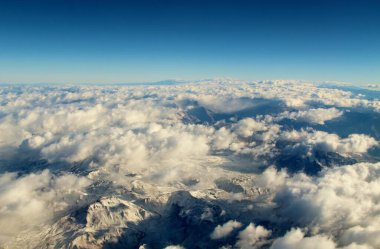 Bulutlardaki dağların güzel hava manzarası 