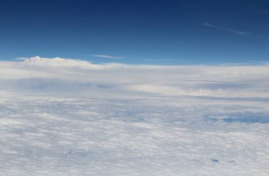 Mavi gökyüzünde beyaz bulutlar