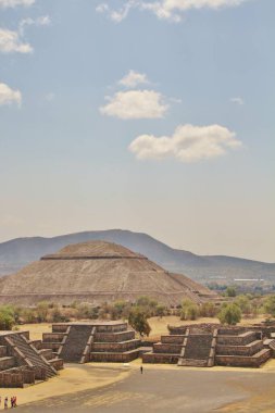 Meksika 'da antik bir şehir olan Teotihuacan, piramitlerin ve harabelerin manzarası