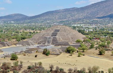 Meksika 'da antik bir şehir olan Teotihuacan, piramitlerin ve harabelerin manzarası