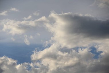 Mavi gökyüzünde beyaz bulutlar