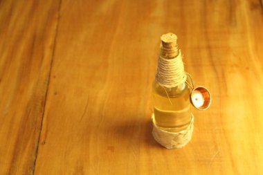 Ahşap zemin üzerinde sıvı bulunan mantarlı şişe görüntüsü