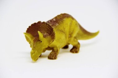 Beyaz arka planda izole edilmiş plastik dinozor oyuncağı