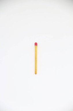 Beyaz arkaplanda tek kibrit çöpü