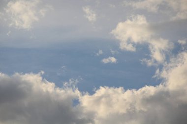 Mavi gökyüzünde beyaz bulutlar