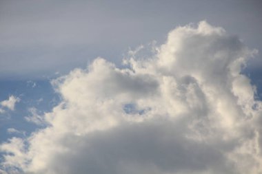 Mavi gökyüzünde beyaz bulutlar