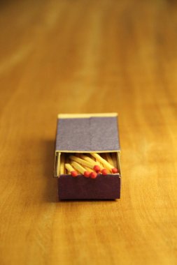 Tahta masa arkasında kibrit çöpleri