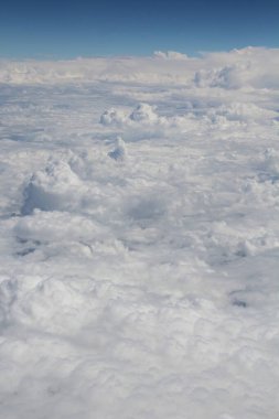 Mavi gökyüzünde beyaz bulutlar