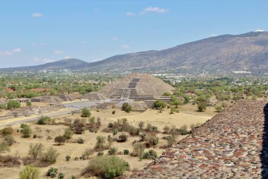 Meksika 'da antik bir şehir olan Teotihuacan, piramitlerin ve harabelerin manzarası
