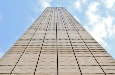 Mavi gökyüzü arka planındaki cep telefonu şebekesi için baz istasyonu ve radyo anteniName