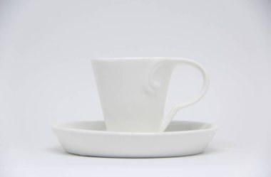 Beyaz arkaplanda fincan ve fincan tabağı görüntüsü 