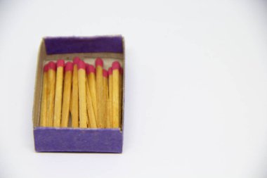 Beyaz arkaplanda kibrit kutusunda kibrit çöpleri