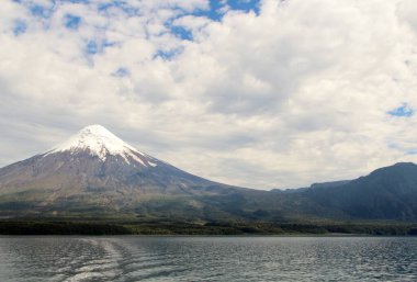 Karlı volkanın manzarası - Şili