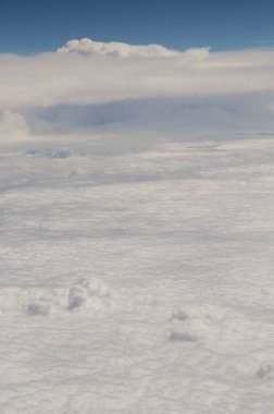Mavi gökyüzünde beyaz bulutlar