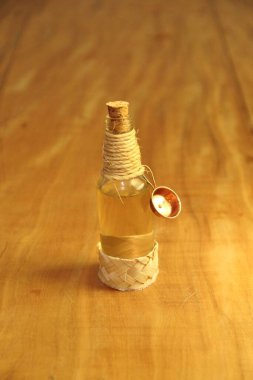 Ahşap zemin üzerinde sıvı bulunan mantarlı şişe görüntüsü