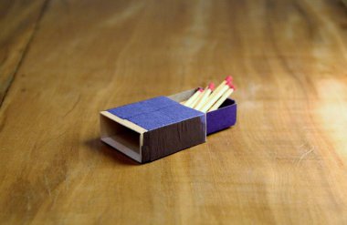 Tahta masa arkasında kibrit çöpleri