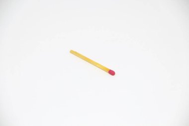 Beyaz arkaplanda tek kibrit çöpü