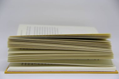 Açılmış kitabın masadaki yakın görüntüsü