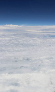 Mavi gökyüzünde beyaz bulutlar